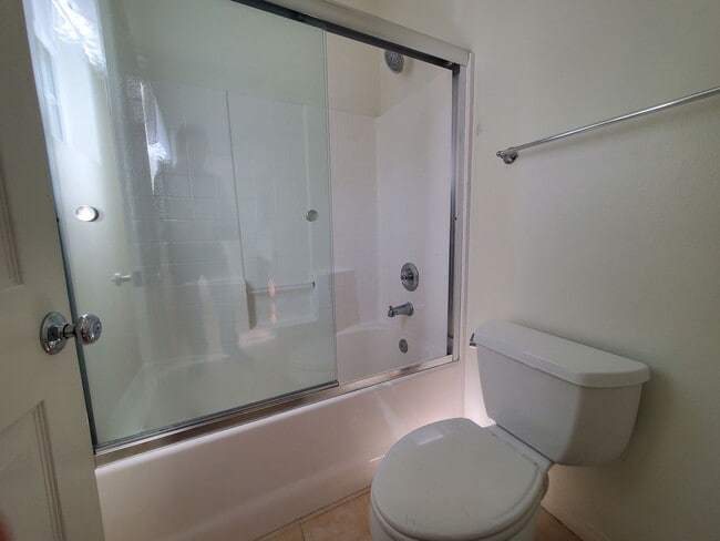 Building Photo - Spacious 4 Bedroom 3 Bath Two Story Riverp...