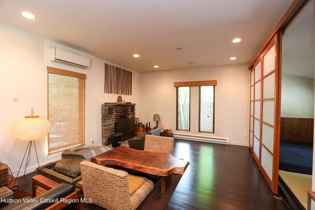Building Photo - 10 Fitzsimmons Ln