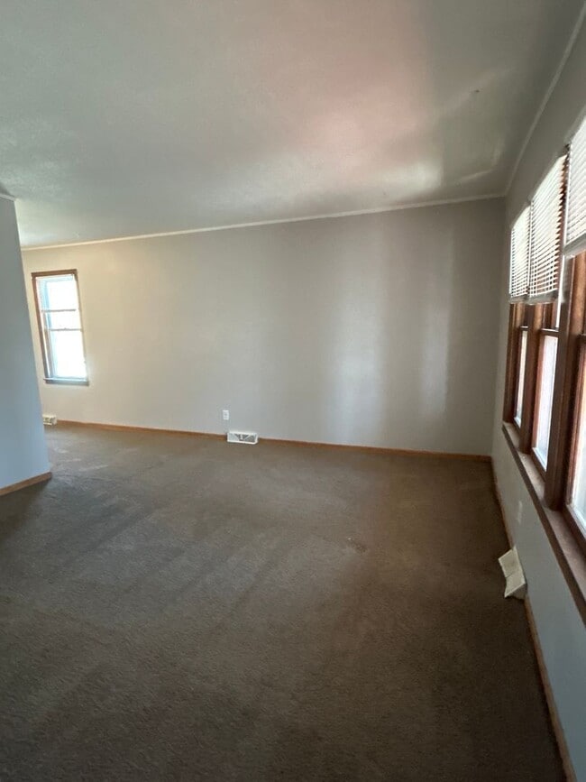 Building Photo - Spacious 3 bedroom 1 Bathroom House Available May 1st!