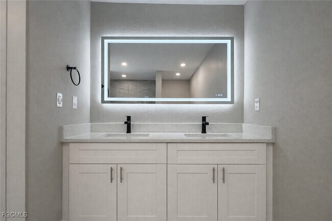 Building Photo - 3339 NE 13th Ave