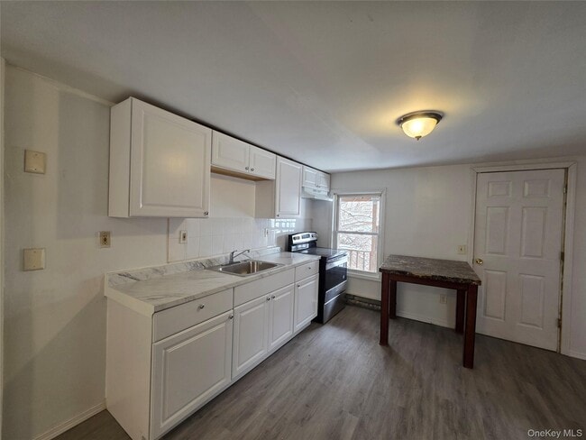 Building Photo - 190 Winnikee Ave