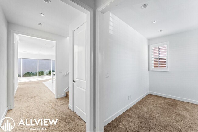 Building Photo - Gorgeous 3 bedroom 2.5 bath home in the newly constructed association of Eastwood Village!