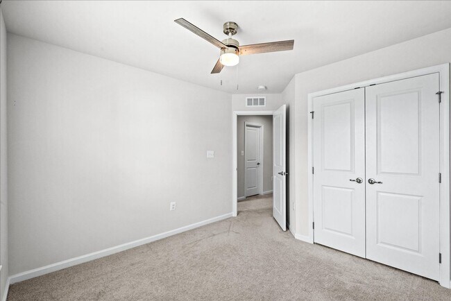 Building Photo - Elegant Townhome Close to I-95 and Downtow...