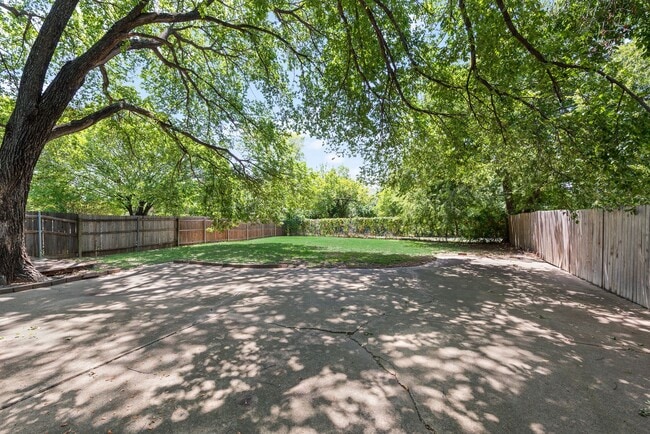 Building Photo - 208 E Denton Dr