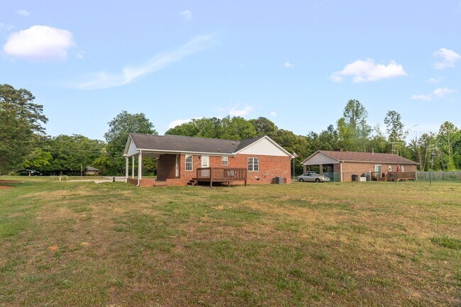 Building Photo - Beautifully Updated 3 bedroom, 2 bathroom Brick Ranch in Lexington