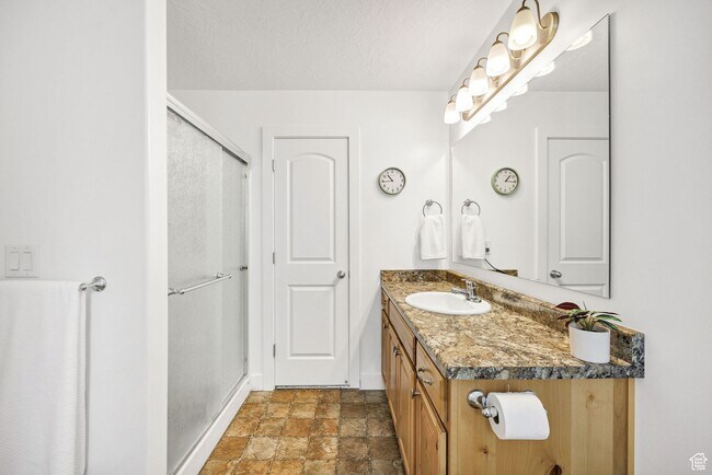 Building Photo - Spring Creek 3 Bed, 2 Bath Townhome