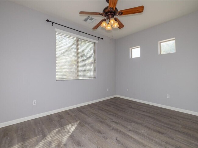 Building Photo - 4 Bedroom 3 Bathroom