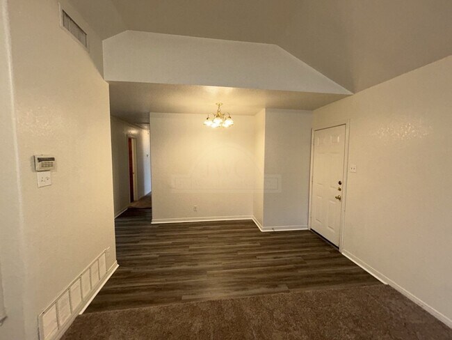 Building Photo - 2204 Wright Way