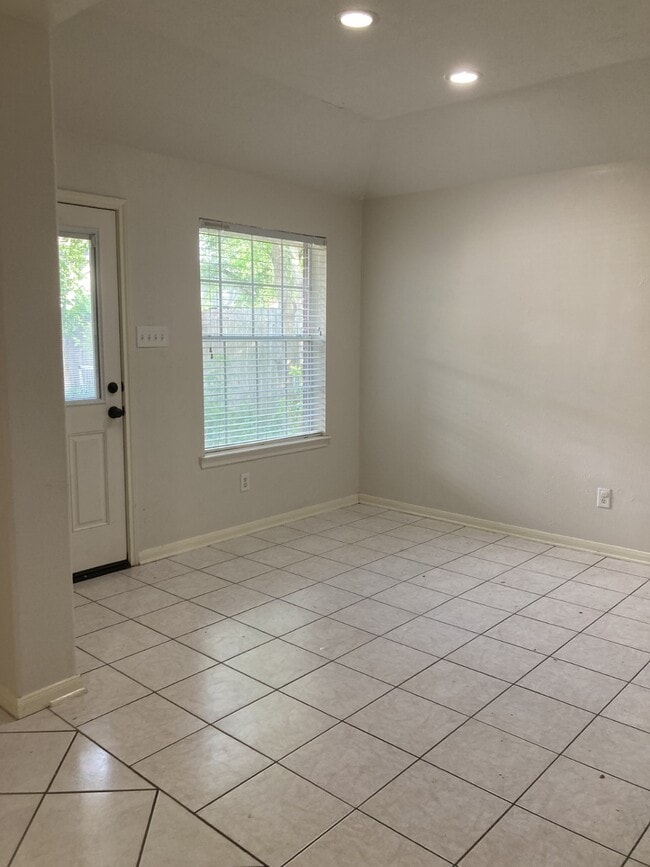 Building Photo - 8634 Westcove Cir