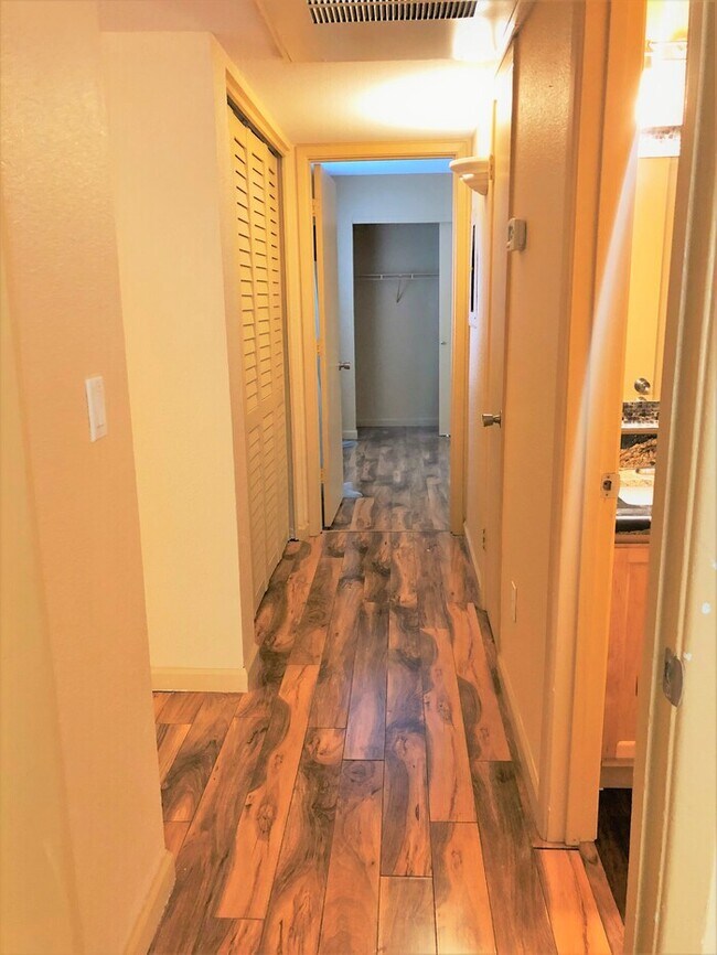 Building Photo - Quaint condo located in the heart of Glendale