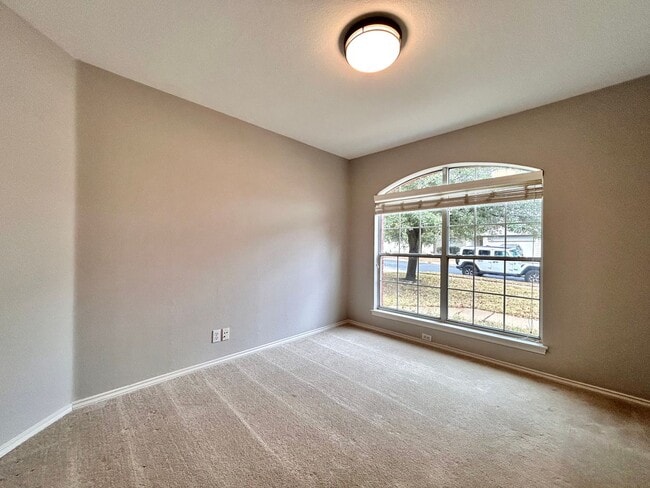 Building Photo - Move-In Ready 3/BR 2/BA Home Featuring Fireplace, Garage & Private Yard