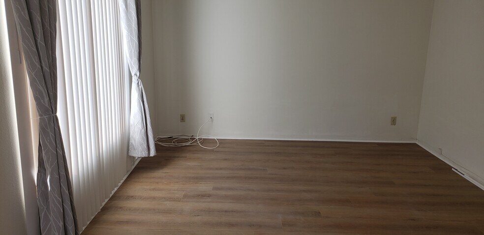 Living rm - 725 Windwood Dr