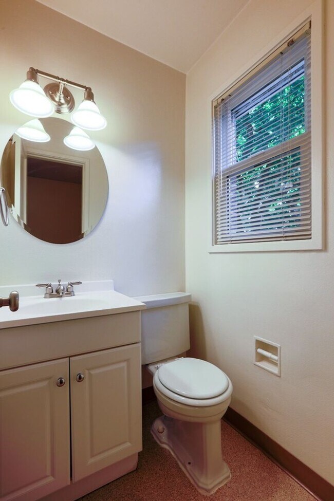 Building Photo - Chic Updated Mid-Century Townhouse in Cedar Hills!