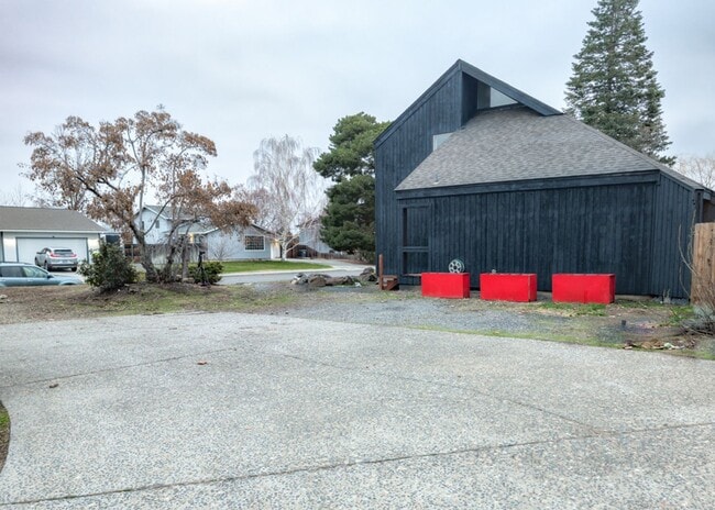 Building Photo - 2224 Towhee Ln