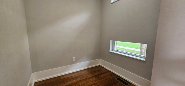Building Photo - Contemporary Townhome East side of Downtow...