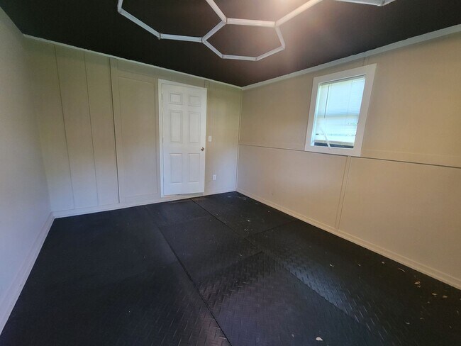 Building Photo - Home conveniently located