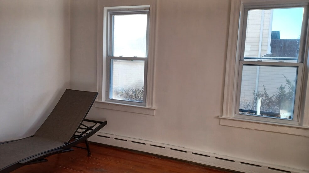 Building Photo - 33 Center St