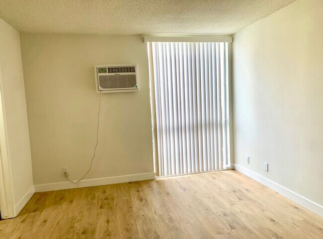 Building Photo - Spacious 3 bedroom unit located in Canoga Park! MOVE IN READY