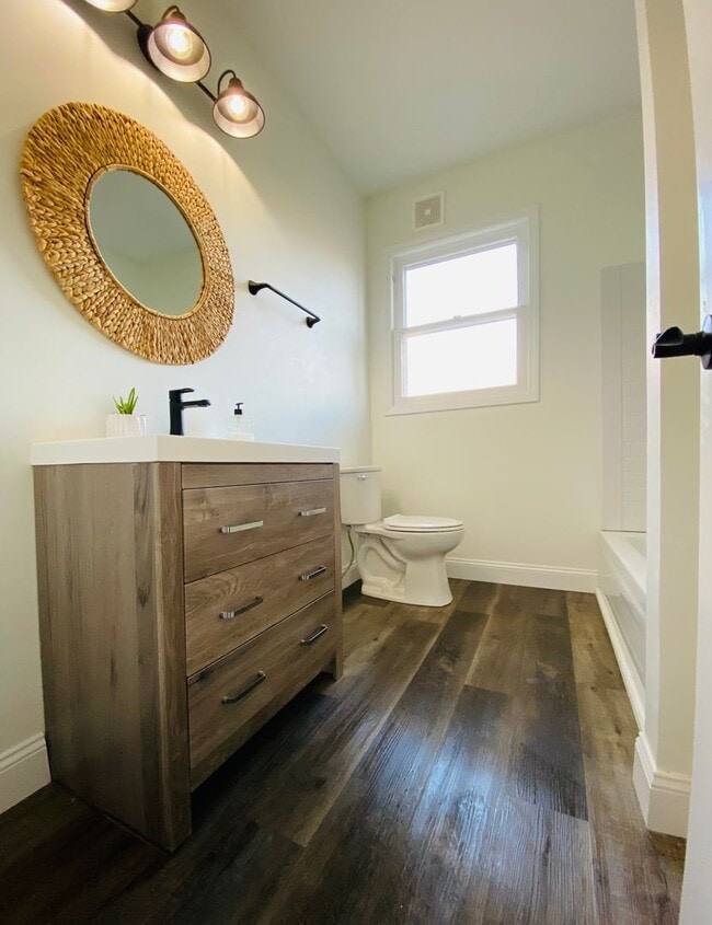 Building Photo - New Remodeled Downtown Home w/ detached carriage house, fenced back yard,