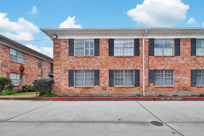 Building Photo - 2822 Briarhurst Dr