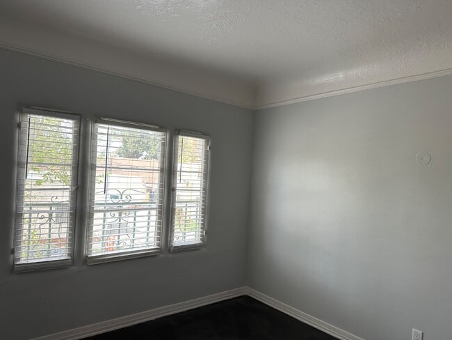 Building Photo - 3207 W 43rd Pl