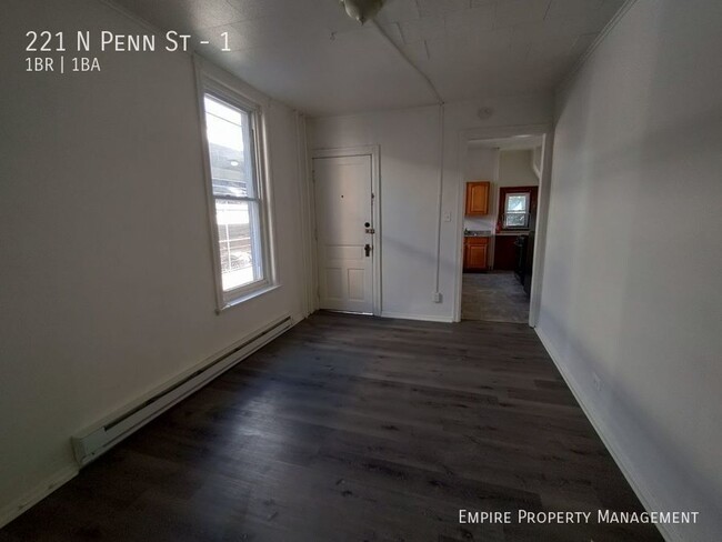 Building Photo - 1st Floor: 1 Bedroom/ 1 Bathroom Apartment...