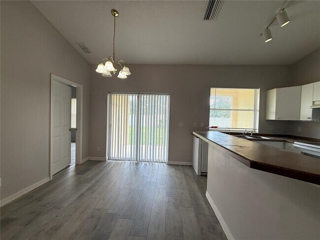 Building Photo - 4 Rosecroft Ln
