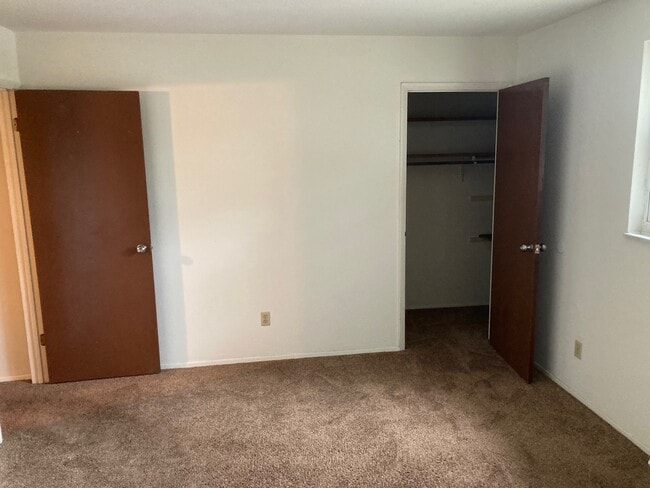 Building Photo - 27 Holly Dr