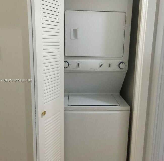 Building Photo - 41 W 14th St