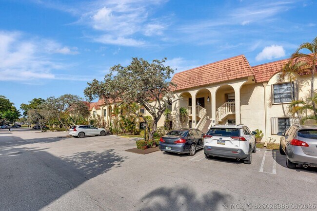 Building Photo - 138 S Cypress Rd