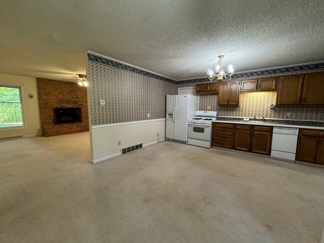 Building Photo - Beautiful Duplex Located in Serene, Wooded...