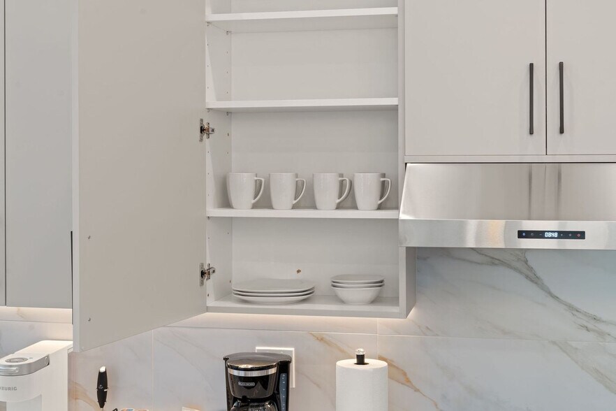 Building Photo - 801 S Western Ave