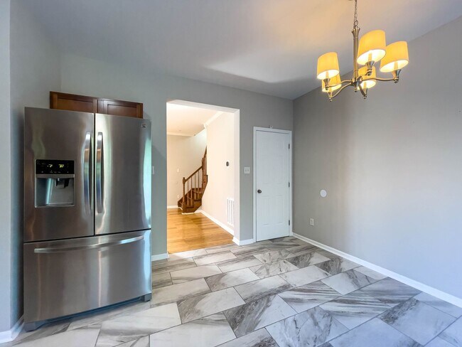 Building Photo - Spacious Three-Bedroom Townhouse in West A...