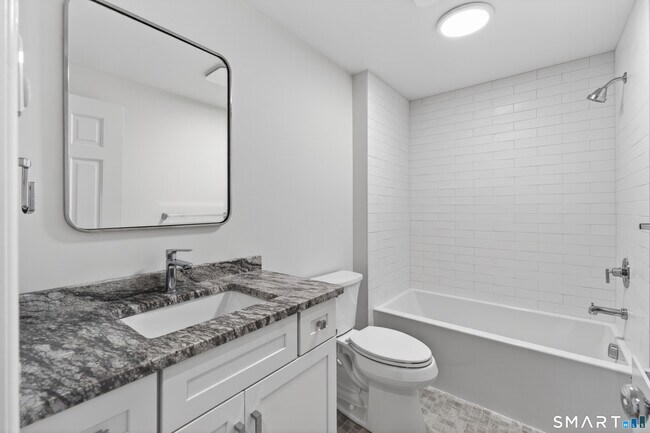 Building Photo - 136 Bank St