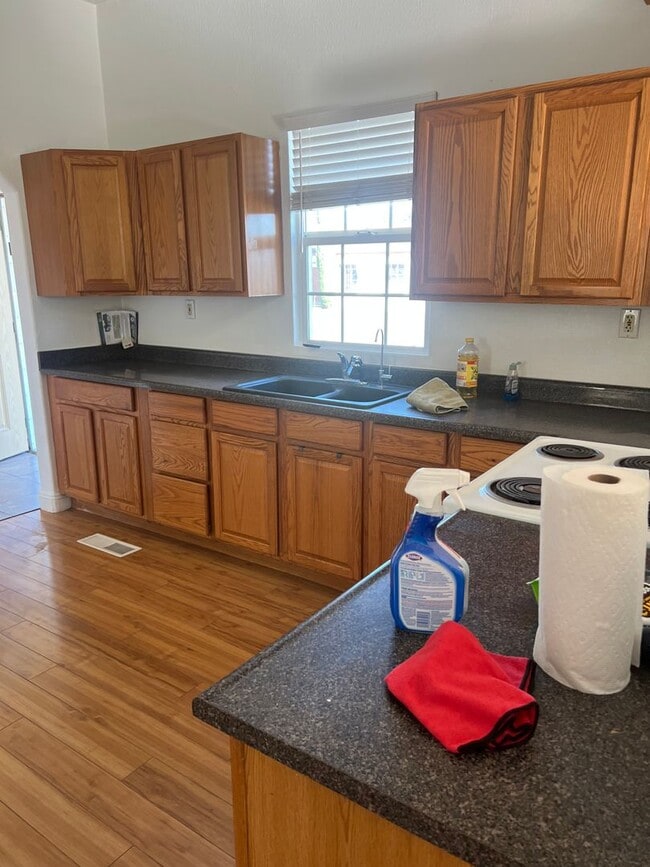 Building Photo - Beautiful 2 bedroom home with large detatched garage