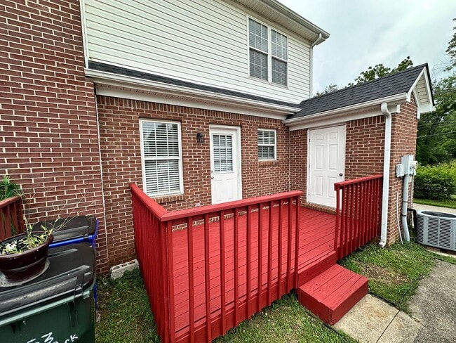 Building Photo - Lovely 2-Bedroom, 1.5-Bath Townhome in a Desirable Hamburg Location!