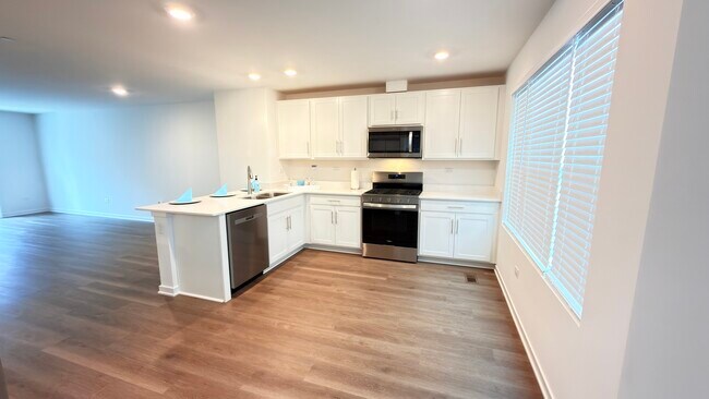Building Photo - 435 Lakeshore Ct