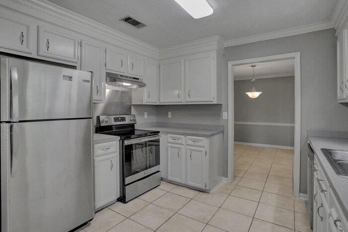 Building Photo - 211 Oak Brook Dr