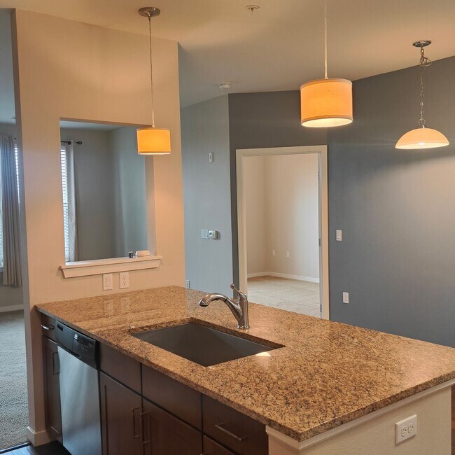 Building Photo - Spacious One Bedroom Luxury Condo at East ...