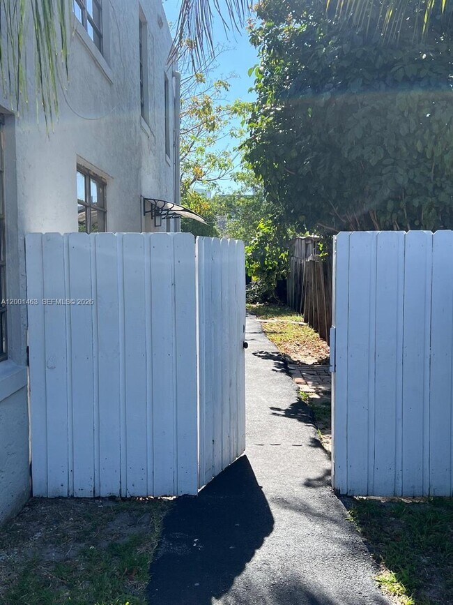 Building Photo - 2932 NW 16th Ave