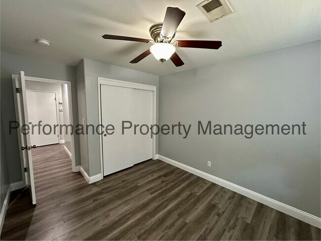 Building Photo - Stunning 4 Bed/2 Bath in SW Bakersfield w/...