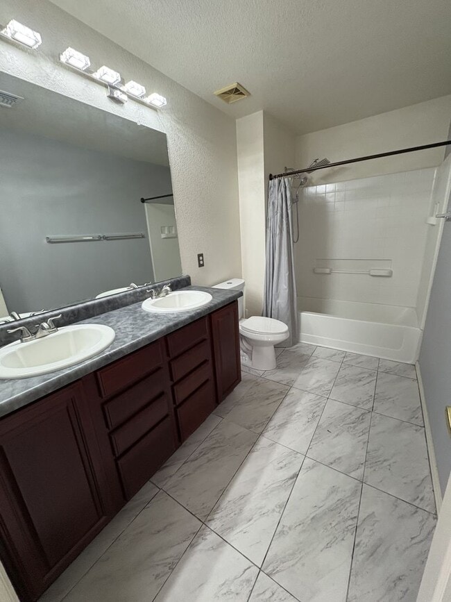 Building Photo - Convenient Location Three bedroom 2.5 baths 2 car garage