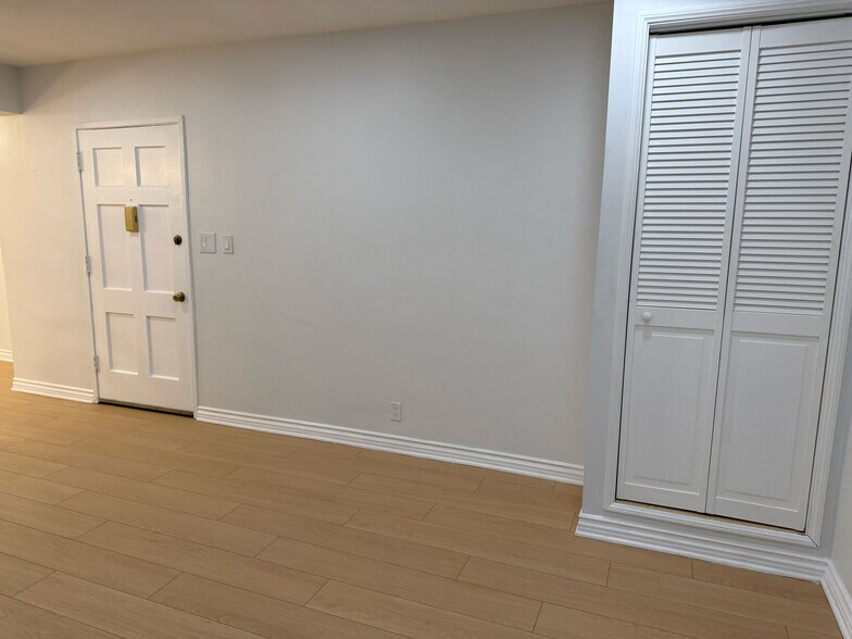 Building Photo - 4125 W Toluca Lake Ave