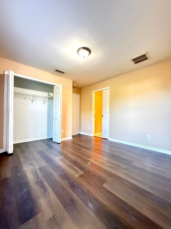 Building Photo - Central located 3 bed 2 bath duplex- 1 car garage