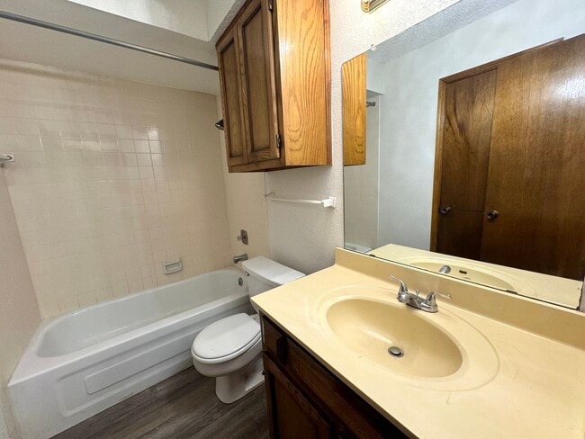 Building Photo - 3 bedroom 2 bathroom duplex In Broken Arrow!