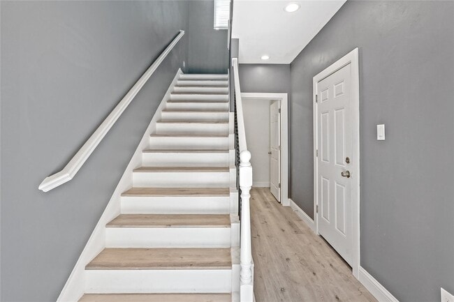 Building Photo - 2116 Bidwell Dr