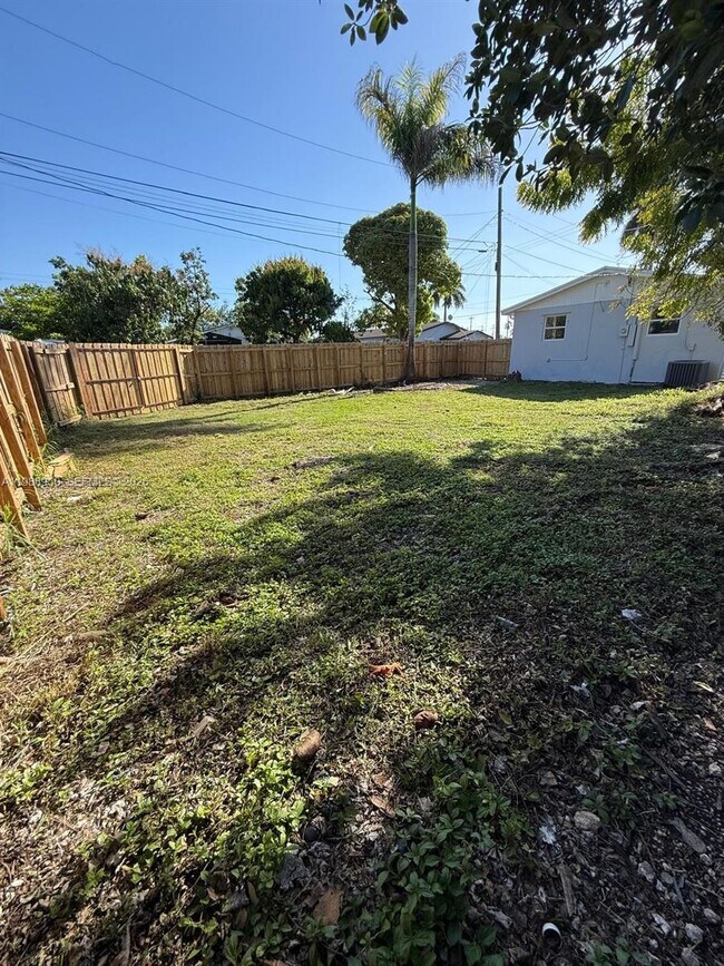 Building Photo - 625 NW 9th Ave