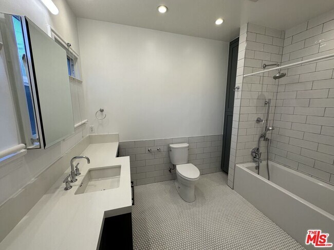 Building Photo - 150 S Orange Dr