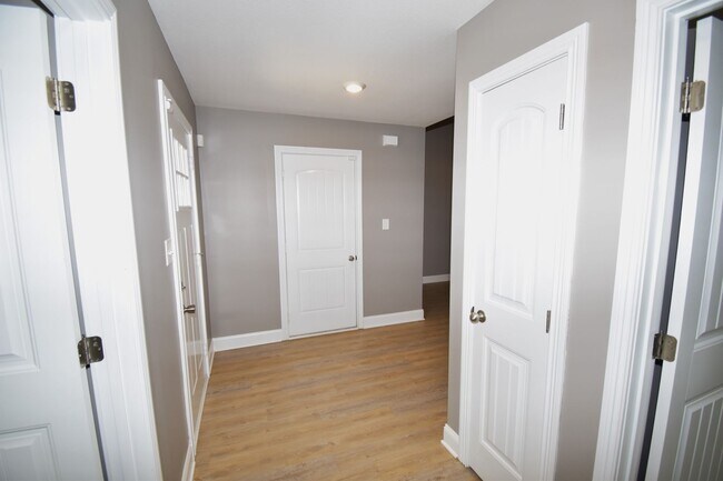 Building Photo - 3 Bedroom Pet Friendly Home For Rent in Chalet Hills!