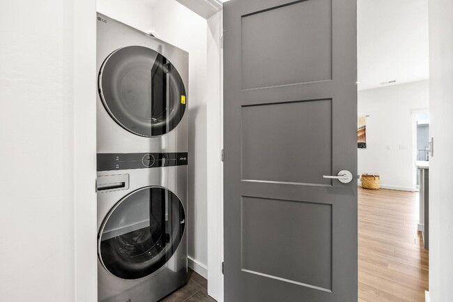 Building Photo - Modern 2-Bed Townhouse... Ideal for Professionals or Travelers